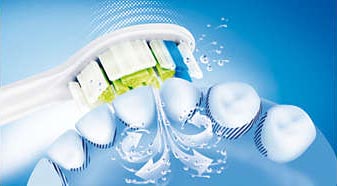 Dynamiczny sposób czyszczenia Sonicare kieruje płyn między zęby 